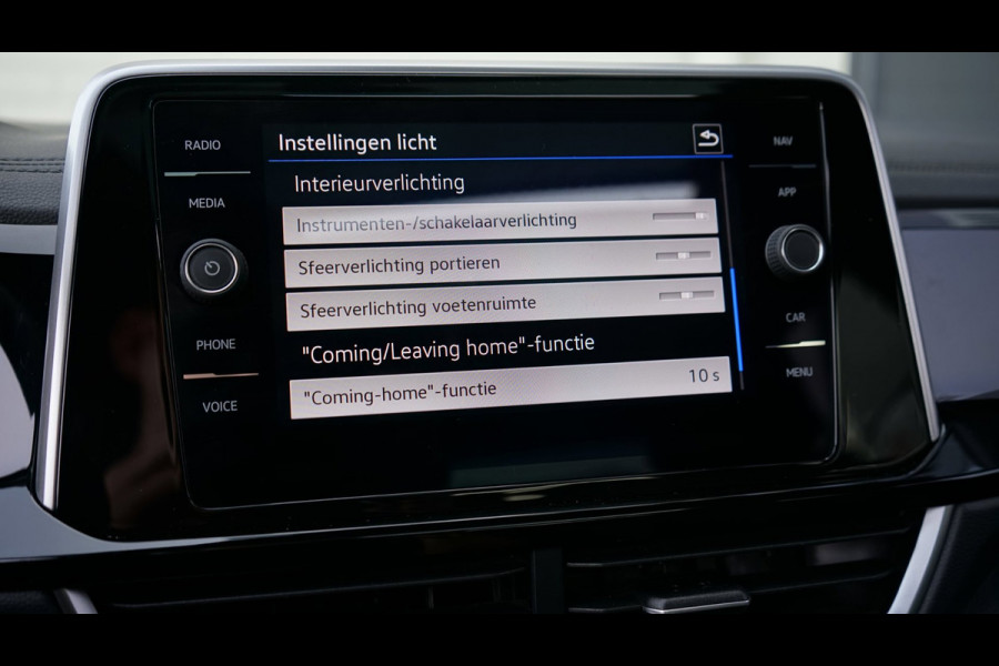 Volkswagen T-Roc 1.5 TSI R-Line AUTOMAAT-ACC-CAMERA-CLIMA-IQ LIGHT-KEYLESS-NAVIGATIE-PANORAMA-STOELVERWARMING