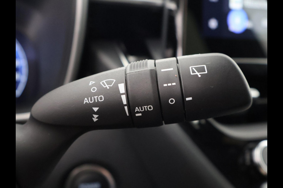 Toyota Corolla Touring Sports Hybrid 140 Business Bi-Tone PAS 25.228 KM!!!! STOEL -EN STUURVERWARMING . CAMERA . APPLE CARPLAY & ANDROID AUTO