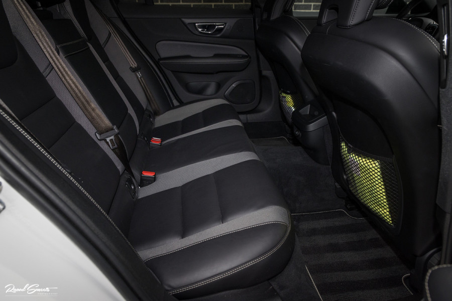 Volvo V60 2.0 T5 R-Design | Zwenkbare trekhaak | Memory | Cruise control | Apple carplay |