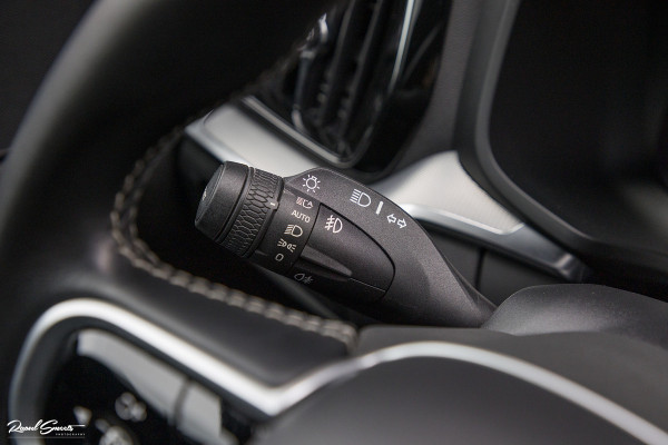 Volvo V60 2.0 T5 R-Design | Zwenkbare trekhaak | Memory | Cruise control | Apple carplay |