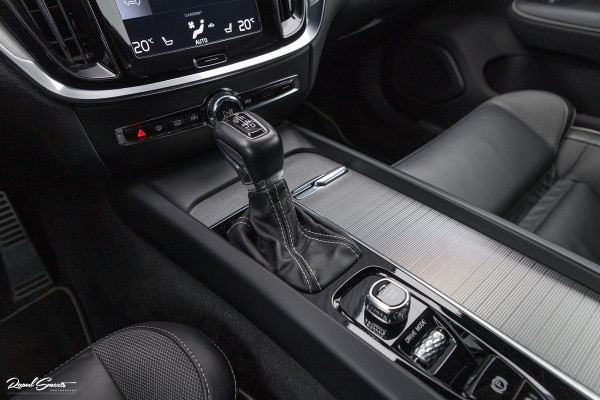 Volvo V60 2.0 T5 R-Design | Zwenkbare trekhaak | Memory | Cruise control | Apple carplay |