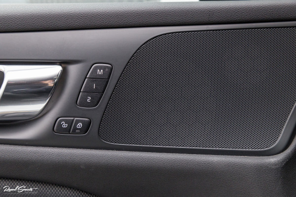 Volvo V60 2.0 T5 R-Design | Zwenkbare trekhaak | Memory | Cruise control | Apple carplay |