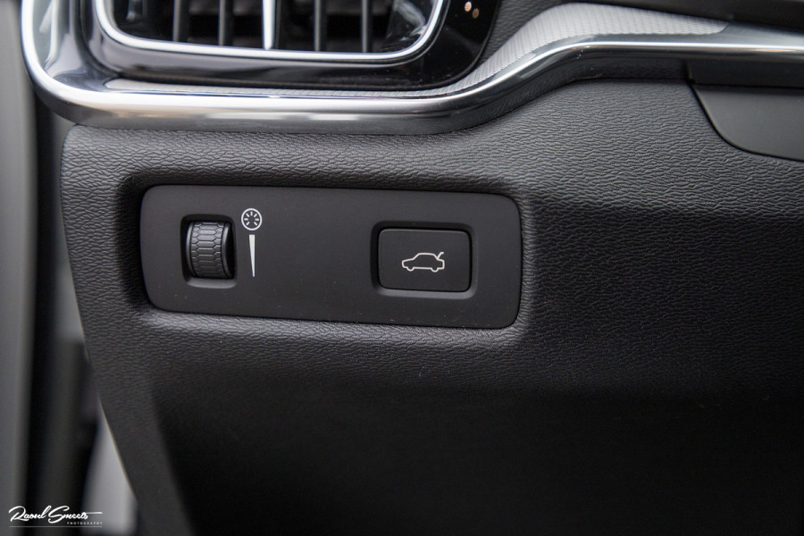 Volvo V60 2.0 T5 R-Design | Zwenkbare trekhaak | Memory | Cruise control | Apple carplay |