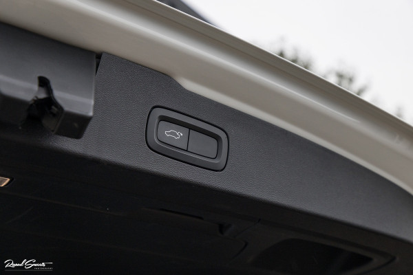 Volvo V60 2.0 T5 R-Design | Zwenkbare trekhaak | Memory | Cruise control | Apple carplay |