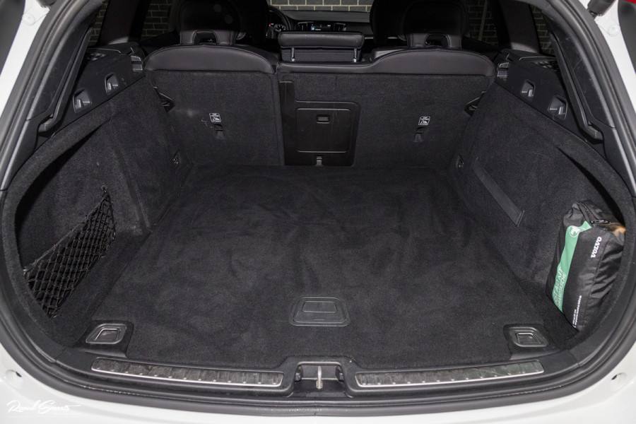 Volvo V60 2.0 T5 R-Design | Zwenkbare trekhaak | Memory | Cruise control | Apple carplay |