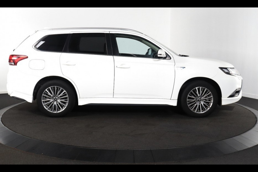 Mitsubishi Outlander 2.4 PHEV Pure+ Leer / Trekhaak / Side skirts