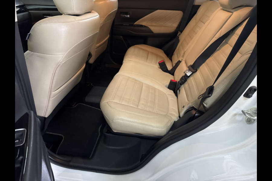 Mitsubishi Outlander 2.4 PHEV Pure+ Leer / Trekhaak / Side skirts