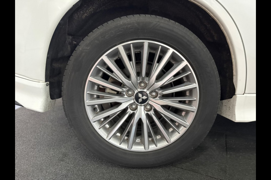 Mitsubishi Outlander 2.4 PHEV Pure+ Leer / Trekhaak / Side skirts