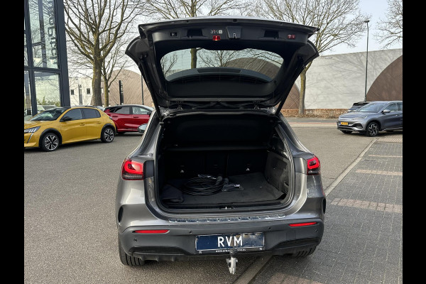 Mercedes-Benz EQA 250+ AMG Line 71 kWh SOH 98% | 15.000 KM !! UNIEKE KM-STAND | BOMVOLLE AUTO| | ELEKTRISCHE STOELEN MET GEHEUGEN | SFEERVERLICHTING | ELEKTRISCHE TREKHAAK | 360 CAMERA | RIJKLAAR GELEVERD MET 12 MND BOVAG GARANTIE