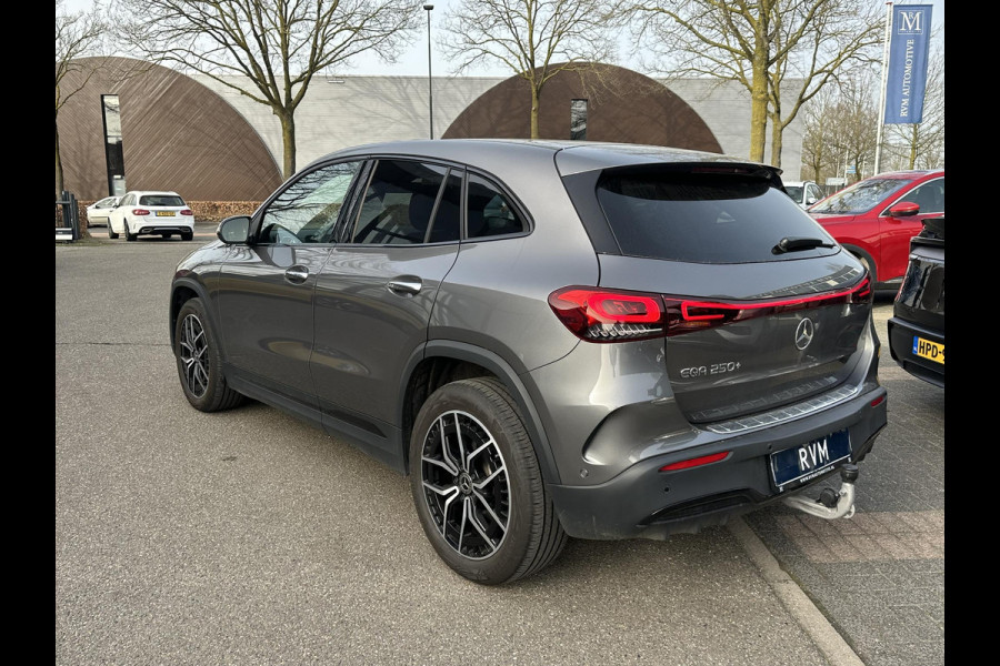 Mercedes-Benz EQA 250+ AMG Line 71 kWh SOH 98% | 15.000 KM !! UNIEKE KM-STAND | BOMVOLLE AUTO| | ELEKTRISCHE STOELEN MET GEHEUGEN | SFEERVERLICHTING | ELEKTRISCHE TREKHAAK | 360 CAMERA | RIJKLAAR GELEVERD MET 12 MND BOVAG GARANTIE