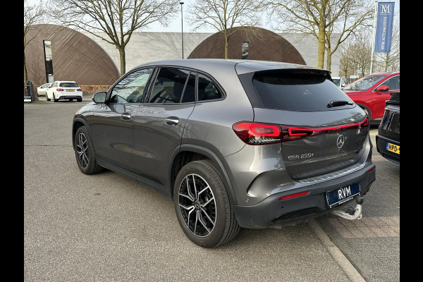 Mercedes-Benz EQA 250+ AMG Line 71 kWh SOH 98% | 15.000 KM !! UNIEKE KM-STAND | BOMVOLLE AUTO| | ELEKTRISCHE STOELEN MET GEHEUGEN | SFEERVERLICHTING | ELEKTRISCHE TREKHAAK | 360 CAMERA | RIJKLAAR GELEVERD MET 12 MND BOVAG GARANTIE