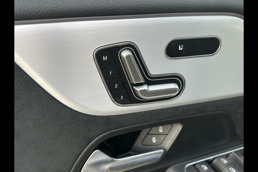 Mercedes-Benz EQA 250+ AMG Line 71 kWh SOH 98% | 15.000 KM !! UNIEKE KM-STAND | BOMVOLLE AUTO| | ELEKTRISCHE STOELEN MET GEHEUGEN | SFEERVERLICHTING | ELEKTRISCHE TREKHAAK | 360 CAMERA | RIJKLAAR GELEVERD MET 12 MND BOVAG GARANTIE