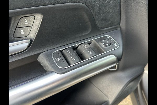 Mercedes-Benz EQA 250+ AMG Line 71 kWh SOH 98% | 15.000 KM !! UNIEKE KM-STAND | BOMVOLLE AUTO| | ELEKTRISCHE STOELEN MET GEHEUGEN | SFEERVERLICHTING | ELEKTRISCHE TREKHAAK | 360 CAMERA | RIJKLAAR GELEVERD MET 12 MND BOVAG GARANTIE