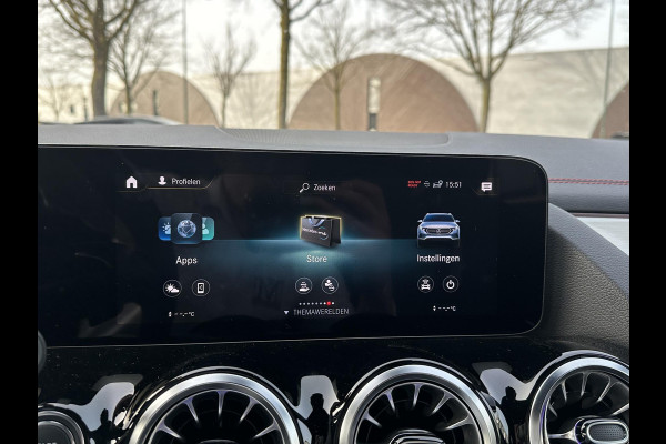 Mercedes-Benz EQA 250+ AMG Line 71 kWh SOH 98% | 15.000 KM !! UNIEKE KM-STAND | BOMVOLLE AUTO| | ELEKTRISCHE STOELEN MET GEHEUGEN | SFEERVERLICHTING | ELEKTRISCHE TREKHAAK | 360 CAMERA | RIJKLAAR GELEVERD MET 12 MND BOVAG GARANTIE