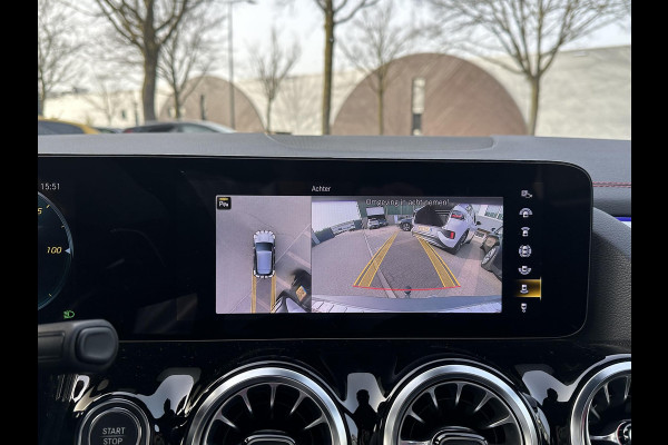 Mercedes-Benz EQA 250+ AMG Line 71 kWh SOH 98% | 15.000 KM !! UNIEKE KM-STAND | BOMVOLLE AUTO| | ELEKTRISCHE STOELEN MET GEHEUGEN | SFEERVERLICHTING | ELEKTRISCHE TREKHAAK | 360 CAMERA | RIJKLAAR GELEVERD MET 12 MND BOVAG GARANTIE