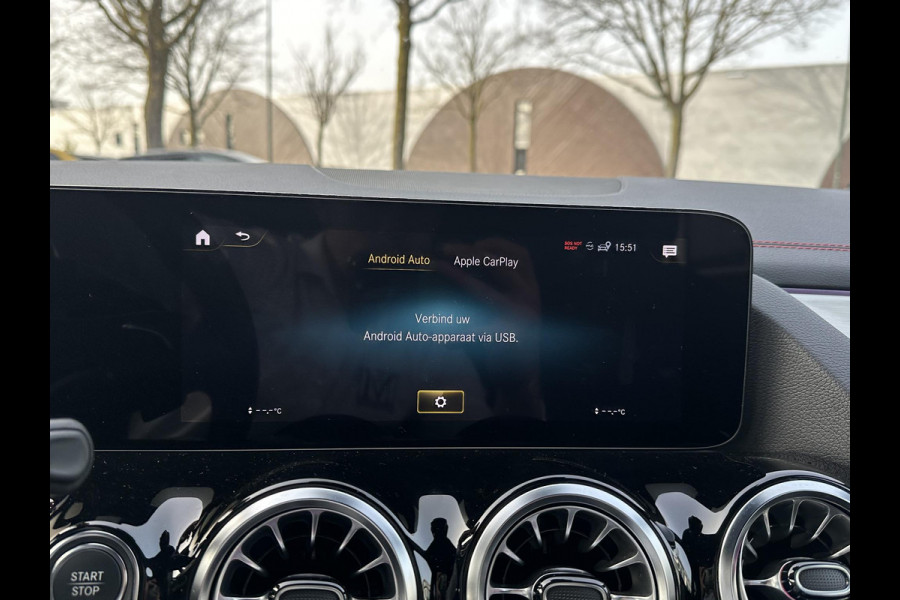 Mercedes-Benz EQA 250+ AMG Line 71 kWh SOH 98% | 15.000 KM !! UNIEKE KM-STAND | BOMVOLLE AUTO| | ELEKTRISCHE STOELEN MET GEHEUGEN | SFEERVERLICHTING | ELEKTRISCHE TREKHAAK | 360 CAMERA | RIJKLAAR GELEVERD MET 12 MND BOVAG GARANTIE