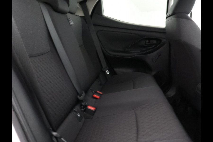 Toyota Yaris 1.5 Hybrid Active Sport | Apple Carplay & AndroidAUTO | 15"Lichtmetalen velgen | Privacy Glass |
