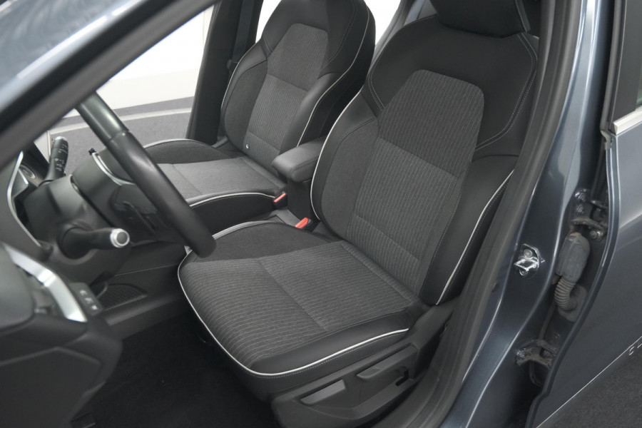 Renault Clio TCe 130 EDC Intens |  Allseason banden | Camera | Navigatie | Parkeersensoren