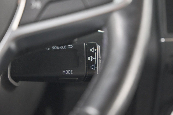 Renault Clio TCe 130 EDC Intens |  Allseason banden | Camera | Navigatie | Parkeersensoren