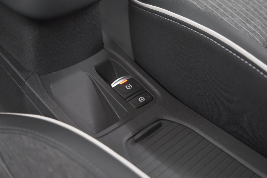 Renault Clio TCe 130 EDC Intens |  Allseason banden | Camera | Navigatie | Parkeersensoren