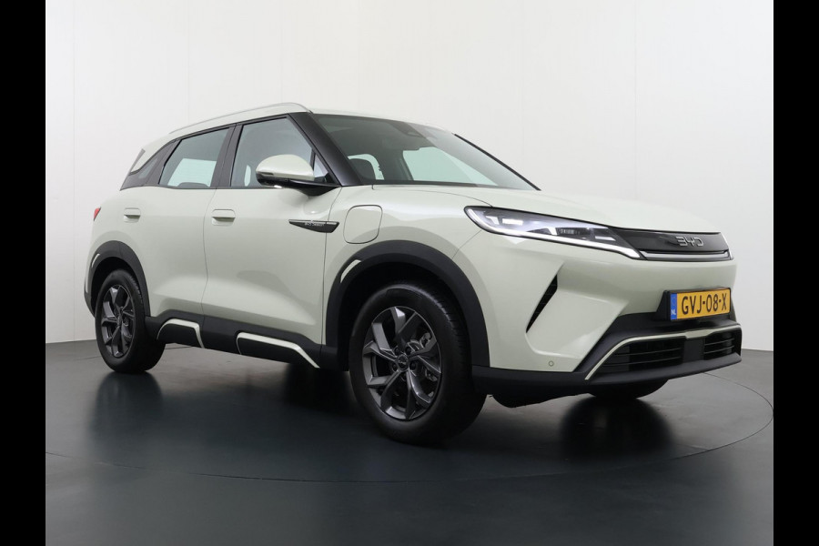 BYD ATTO 2 Boost 45 kWh DIRECT LEVERBAAR | VOLLEDIGE BYD FABRIEKSGARANTIE T/M 11-2030 OF 150.000 KM | STOEL- & STUURVERWARMING | ADAPTIEVE CRUISE | 360° CAMERA | PANORAMADAK | DODEHOEKASSISTENT | ORIGINEEL NL AUTO