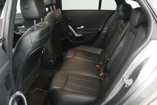 Mercedes-Benz CLA-Klasse Shooting Brake 200 Business Solution Luxury (PANORAMADAK, STOELVERWARMING, SFEERVERLICHTING, TREKHAAK)