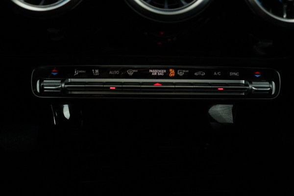 Mercedes-Benz CLA-Klasse Shooting Brake 200 Business Solution Luxury (PANORAMADAK, STOELVERWARMING, SFEERVERLICHTING, TREKHAAK)