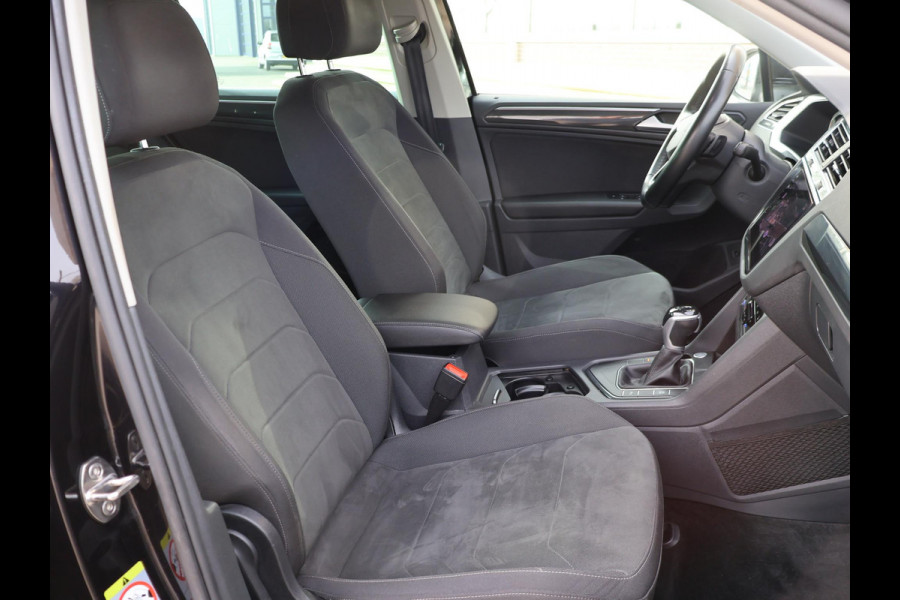 Volkswagen Tiguan 2.0 TDI DSG + VIRTUAL COCKPIT | WEGKL. TREKHAAK | CAMERA | STUUR/STOELVERW. | CARPLAY