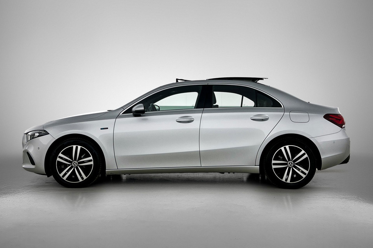 Mercedes-Benz A-Klasse 250 e Business Solution Luxury Limited (PANORAMADAK, MULTIBEAM KOPLAMP, SFEERVERLICHTING, TREKHAAK)