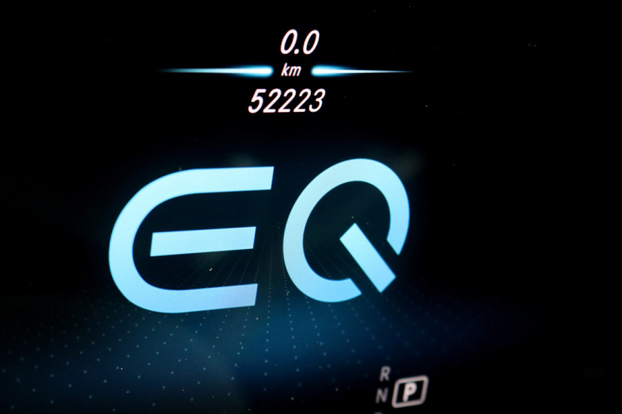 Mercedes-Benz EQC 400 4MATIC AMG Line Premium+ 80 kWh | 35.000,- ex | Distronic+ | Schuifdak | Memory | Advanced Sound System | Surround Camera | HUD | Trekhaak |