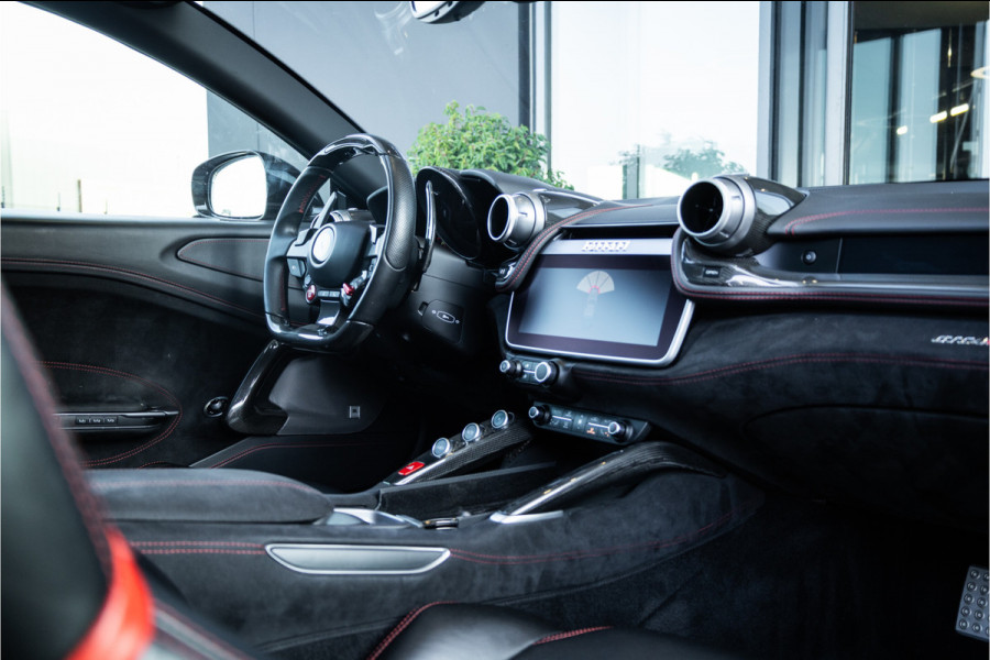 Ferrari GTC4Lusso 6.3 V12 - 4-zits l Lift l Passanger Display l Carbon l Panorama