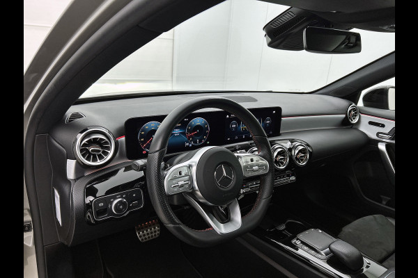 Mercedes-Benz A-Klasse 180 Business Solution AMG Night Upgrade Automaat (PANORAMADAK, SFEER, STOELVERWARMING, CAMERA, 1e EIGENAAR)