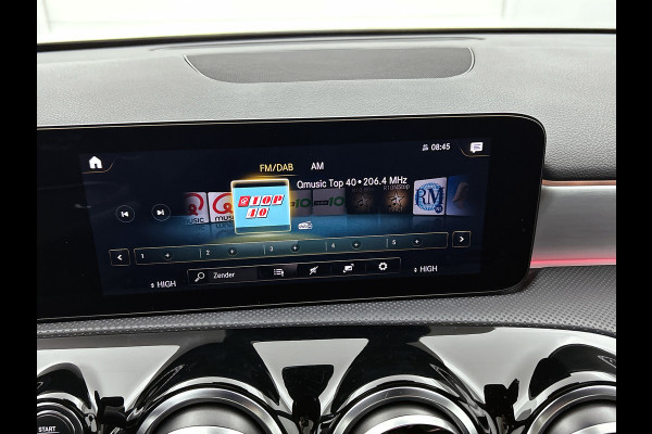 Mercedes-Benz A-Klasse 180 Business Solution AMG Night Upgrade Automaat (PANORAMADAK, SFEER, STOELVERWARMING, CAMERA, 1e EIGENAAR)