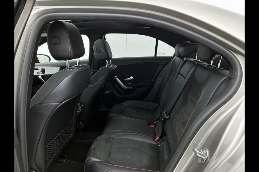 Mercedes-Benz A-Klasse 180 Business Solution AMG Night Upgrade Automaat (PANORAMADAK, SFEER, STOELVERWARMING, CAMERA, 1e EIGENAAR)