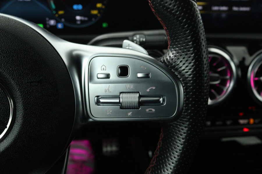 Mercedes-Benz A-Klasse 250 e Business Solution AMG Limited (STOELVERWARMING, SFEERVERLICHTING, CAMERA, NAVIGATIE, SENSOREN)