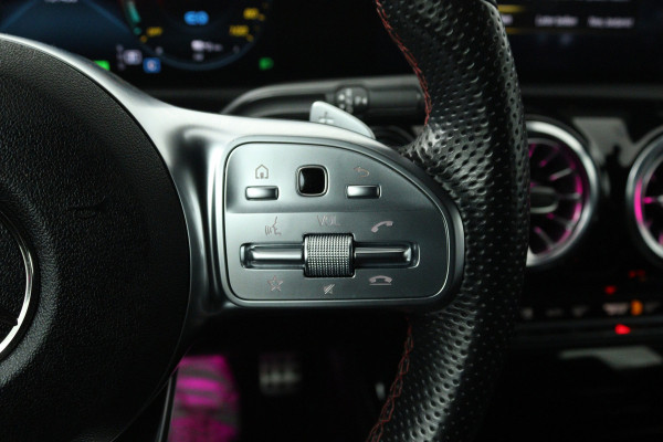 Mercedes-Benz A-Klasse 250 e Business Solution AMG Limited (STOELVERWARMING, SFEERVERLICHTING, CAMERA, NAVIGATIE, SENSOREN)
