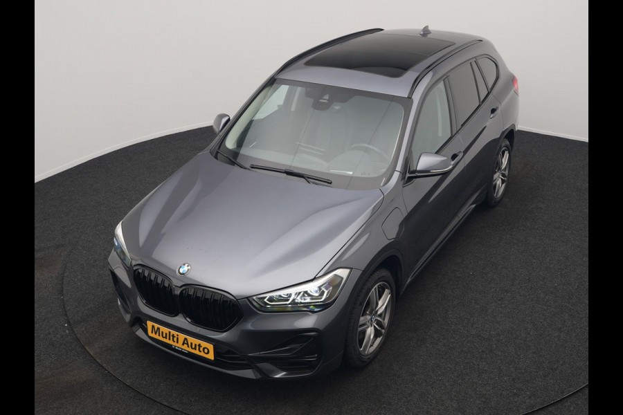 BMW X1 xDrive25e Sportline PHEV 221pk Dealer O.H | Trekhaak Afn. | Panodak | Head Up | Lederen Sportstoelen Memory & Verwarmd | Camera | Apple Carplay | Keyless | Sfeerverlichting | Navigatie | DAB | Plug in Hybrid |
