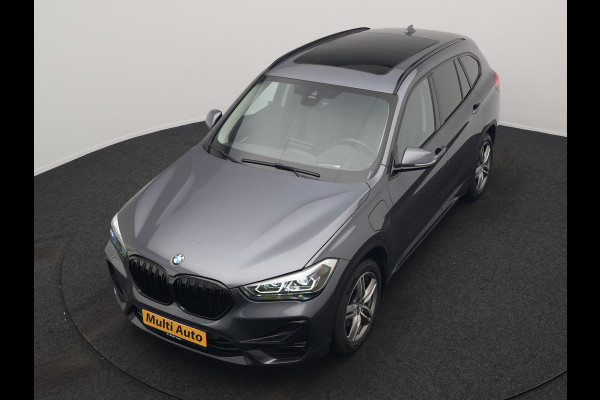 BMW X1 xDrive25e Sportline PHEV 221pk Dealer O.H | Trekhaak Afn. | Panodak | Head Up | Lederen Sportstoelen Memory & Verwarmd | Camera | Apple Carplay | Keyless | Sfeerverlichting | Navigatie | DAB | Plug in Hybrid |