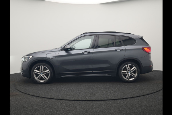 BMW X1 xDrive25e Sportline PHEV 221pk Dealer O.H | Trekhaak Afn. | Panodak | Head Up | Lederen Sportstoelen Memory & Verwarmd | Camera | Apple Carplay | Keyless | Sfeerverlichting | Navigatie | DAB | Plug in Hybrid |