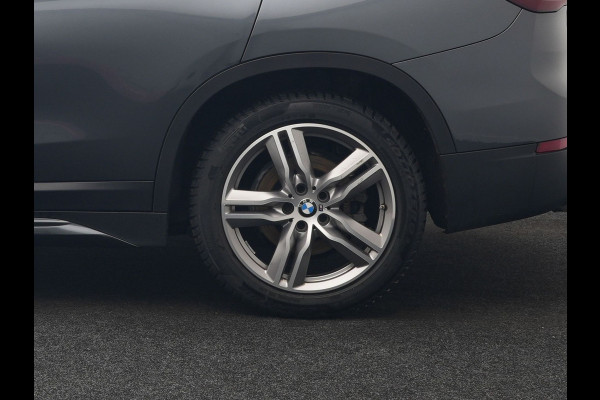 BMW X1 xDrive25e Sportline PHEV 221pk Dealer O.H | Trekhaak Afn. | Panodak | Head Up | Lederen Sportstoelen Memory & Verwarmd | Camera | Apple Carplay | Keyless | Sfeerverlichting | Navigatie | DAB | Plug in Hybrid |
