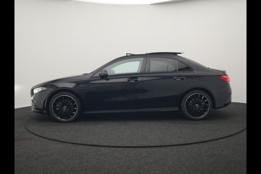 Mercedes-Benz A-Klasse 250 e AMG Line Plug In Hybrid 263pk PHEV | Panodak | Multibeam LED | Alcantara Sportstoelen Verwarmd | Apple Carplay | Sfeerverlichting | Blis | Cruise Control | Navigatie | Virtual | DAB |
