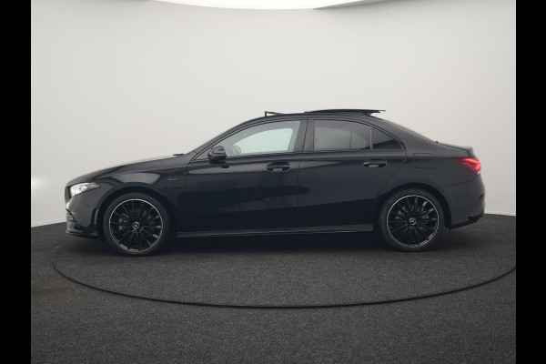 Mercedes-Benz A-Klasse 250 e AMG Line Plug In Hybrid 263pk PHEV | Panodak | Multibeam LED | Alcantara Sportstoelen Verwarmd | Apple Carplay | Sfeerverlichting | Blis | Cruise Control | Navigatie | Virtual | DAB |