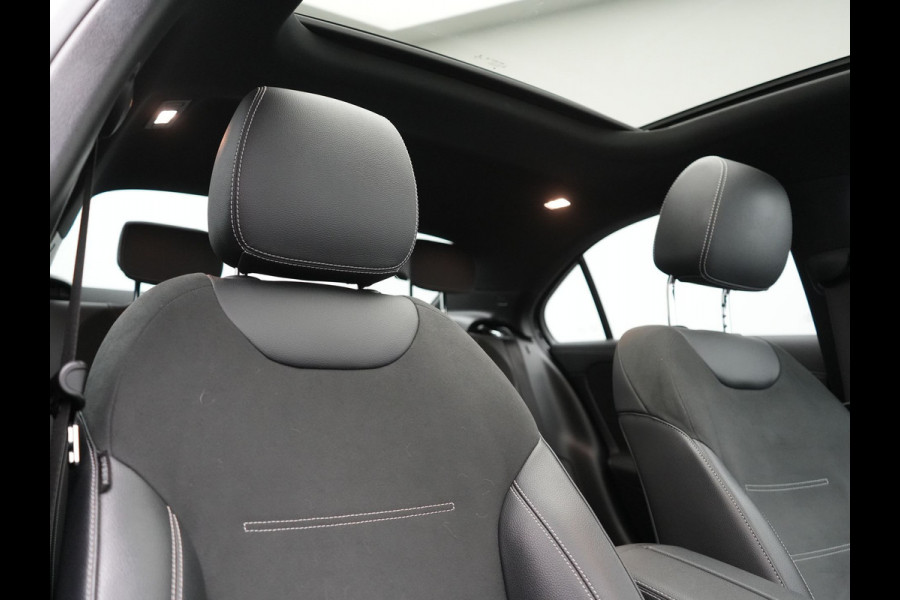 Mercedes-Benz A-Klasse 250 e AMG Line Plug In Hybrid 263pk PHEV | Panodak | Multibeam LED | Alcantara Sportstoelen Verwarmd | Apple Carplay | Sfeerverlichting | Blis | Cruise Control | Navigatie | Virtual | DAB |
