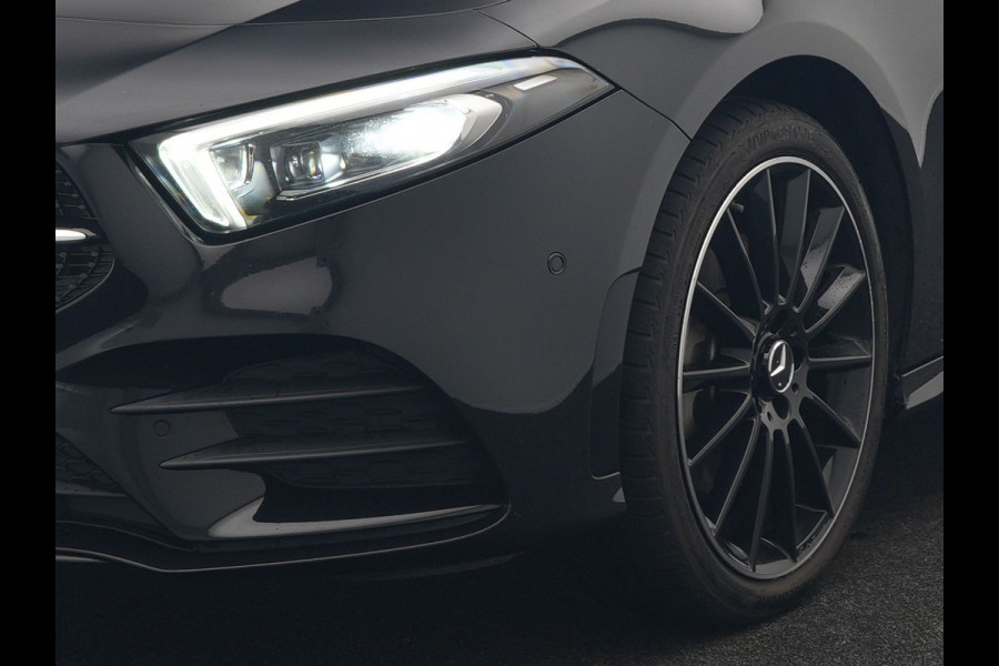Mercedes-Benz A-Klasse 250 e AMG Line Plug In Hybrid 263pk PHEV | Panodak | Multibeam LED | Alcantara Sportstoelen Verwarmd | Apple Carplay | Sfeerverlichting | Blis | Cruise Control | Navigatie | Virtual | DAB |