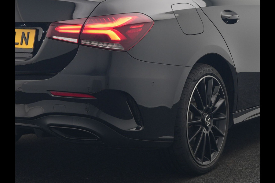 Mercedes-Benz A-Klasse 250 e AMG Line Plug In Hybrid 263pk PHEV | Panodak | Multibeam LED | Alcantara Sportstoelen Verwarmd | Apple Carplay | Sfeerverlichting | Blis | Cruise Control | Navigatie | Virtual | DAB |