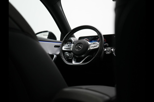 Mercedes-Benz A-Klasse 250 e AMG Line Plug In Hybrid 263pk PHEV | Panodak | Multibeam LED | Alcantara Sportstoelen Verwarmd | Apple Carplay | Sfeerverlichting | Blis | Cruise Control | Navigatie | Virtual | DAB |