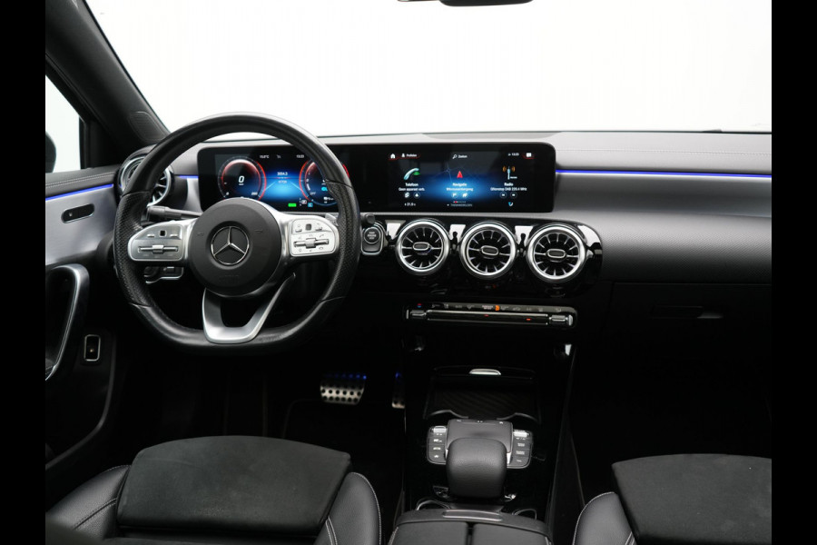 Mercedes-Benz A-Klasse 250 e AMG Line Plug In Hybrid 263pk PHEV | Panodak | Multibeam LED | Alcantara Sportstoelen Verwarmd | Apple Carplay | Sfeerverlichting | Blis | Cruise Control | Navigatie | Virtual | DAB |