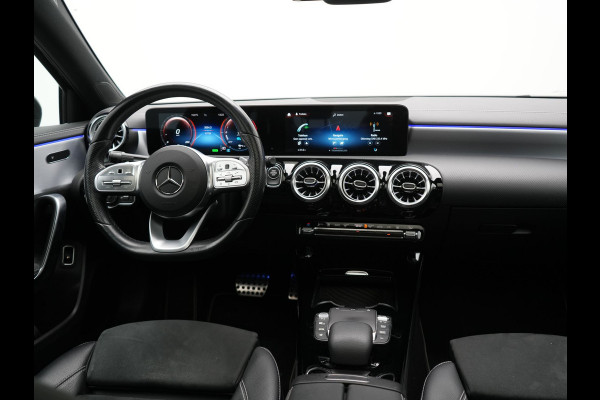 Mercedes-Benz A-Klasse 250 e AMG Line Plug In Hybrid 263pk PHEV | Panodak | Multibeam LED | Alcantara Sportstoelen Verwarmd | Apple Carplay | Sfeerverlichting | Blis | Cruise Control | Navigatie | Virtual | DAB |