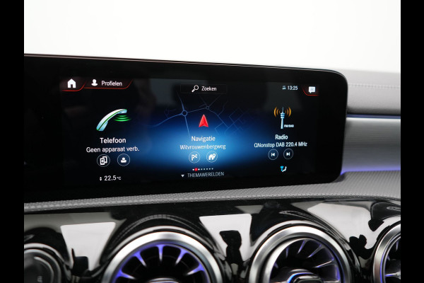 Mercedes-Benz A-Klasse 250 e AMG Line Plug In Hybrid 263pk PHEV | Panodak | Multibeam LED | Alcantara Sportstoelen Verwarmd | Apple Carplay | Sfeerverlichting | Blis | Cruise Control | Navigatie | Virtual | DAB |