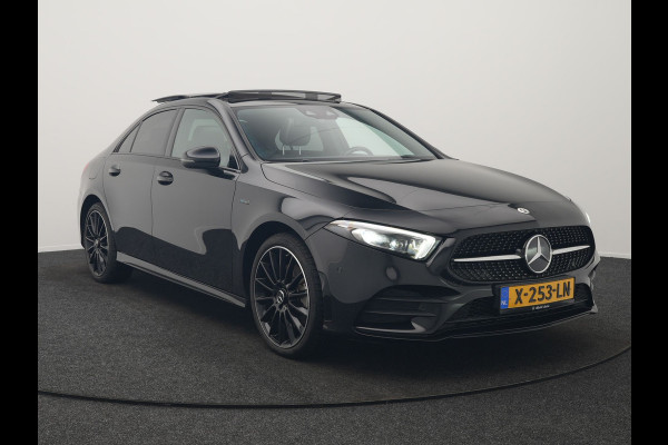 Mercedes-Benz A-Klasse 250 e AMG Line Plug In Hybrid 263pk PHEV | Panodak | Multibeam LED | Alcantara Sportstoelen Verwarmd | Apple Carplay | Sfeerverlichting | Blis | Cruise Control | Navigatie | Virtual | DAB |